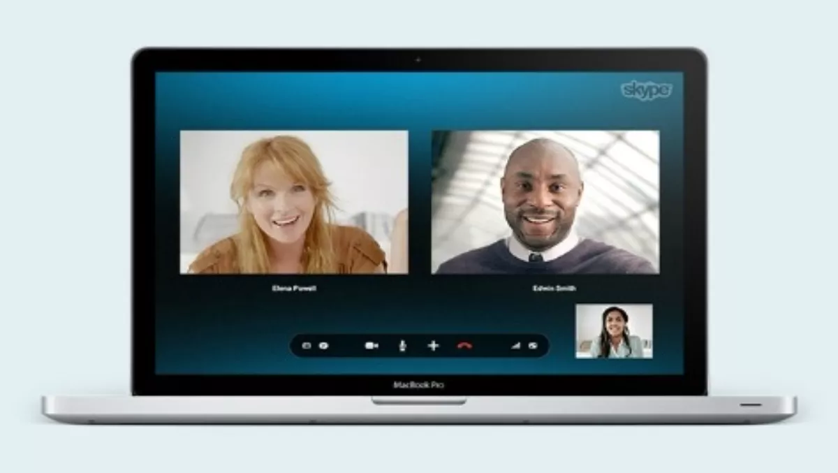 Общение через видеосвязь. Trueconf видеозвонки. Iphone с телевизором. Видеозвонки телевизор. Тв портал.