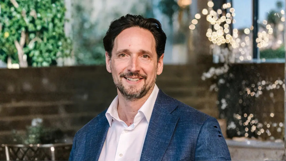 Exposing the risks of customer churn using a connected graph